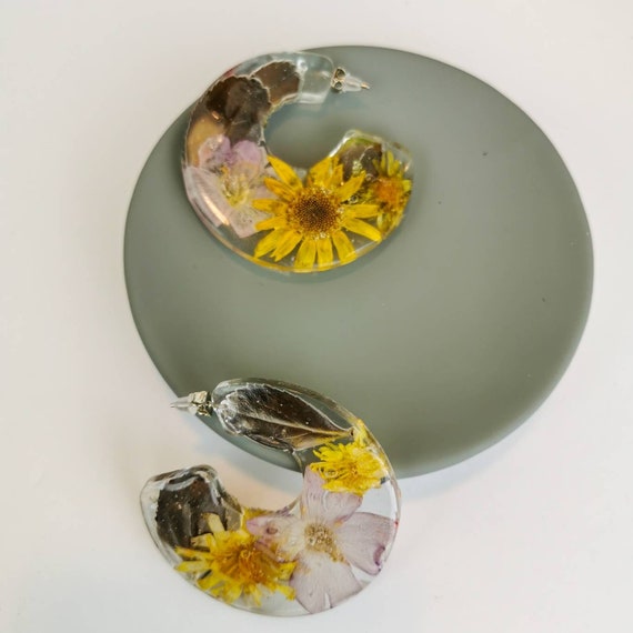 Flower in resin hoop earrings