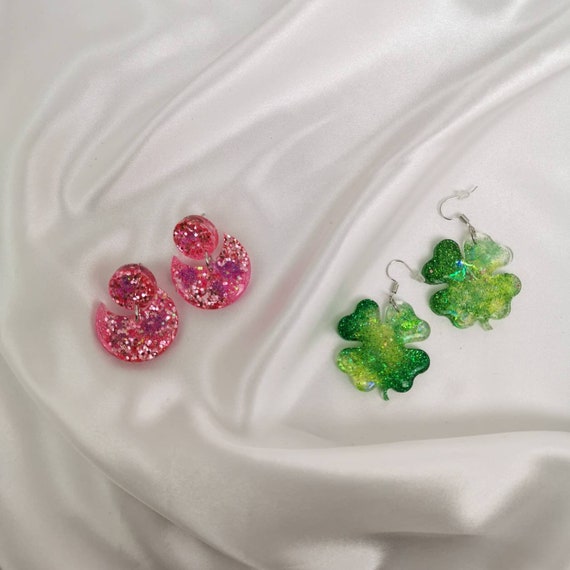 Green clover, glitter pink earrings, nickel-free, lightweight sparkling resin earrings, cute, irish, unique jewellery, perfect gift for her