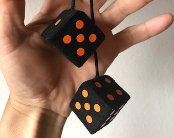 Dados negros afelpados con puntos naranjas y cadena o cordón / Accesorios para coche, dijes, regalo, novedad, colgantes para espejos, dados para coche, dije para coche