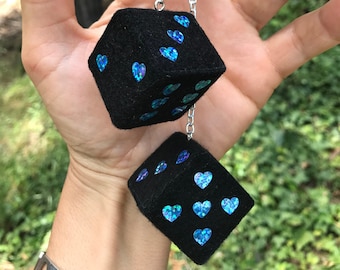 Schwarzer Fuzzy-Würfel mit blauen glitzernden Herzen und Kette oder Kordel / Autozubehör, Charms, Geschenk, Neuheit, Spiegelanhänger, Autowürfel, Autoanhänger