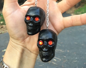 Teschi neri con occhi rossi su catena