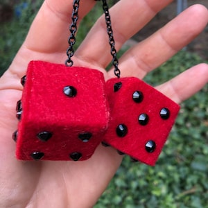 Rode fuzzy dobbelstenen met zwarte bling-edelstenen en ketting of koord / Auto-accessoires, bedels, cadeau, nieuwigheid, spiegelhangers, autodobbelstenen, autobedel