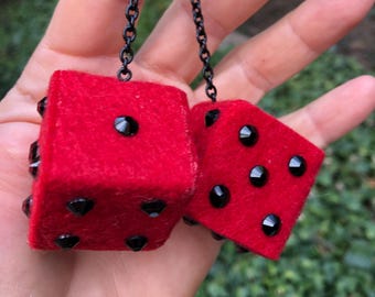 Rode fuzzy dobbelstenen met zwarte bling-edelstenen en ketting of koord / Auto-accessoires, bedels, cadeau, nieuwigheid, spiegelhangers, autodobbelstenen, autobedel