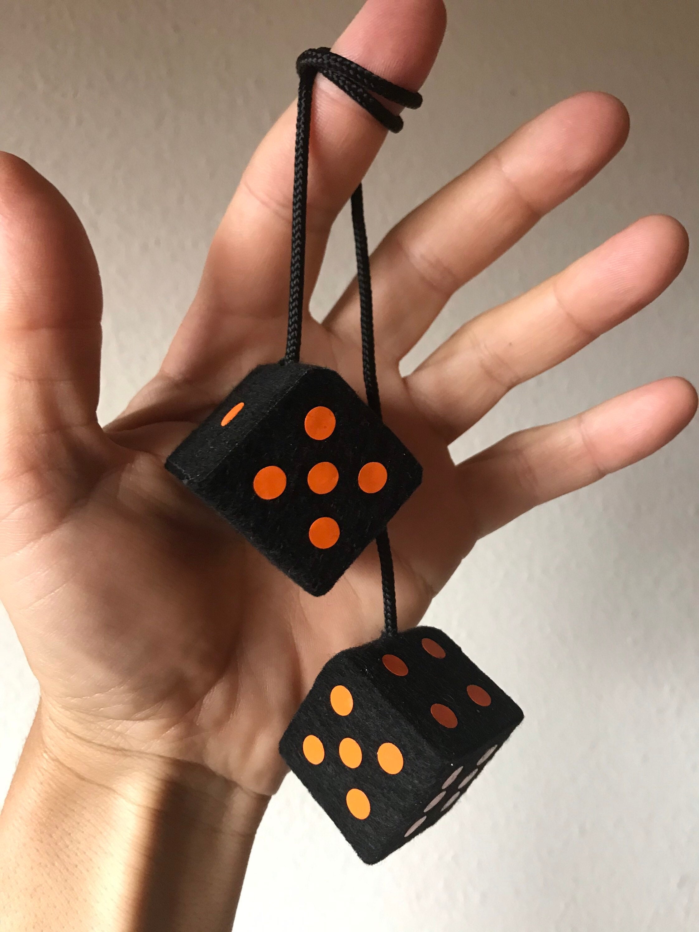 Orange fuzzy dice - .de