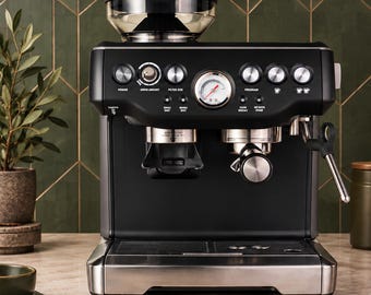 Peut inclure: Une machine à expresso noir mat avec une base en acier inoxydable, une trémie à grains montée sur le dessus et un manomètre analogique en façade. Le panneau de commande comprend plusieurs boutons argentés, un sélecteur de mouture et une buse vapeur.