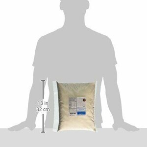 Puede incluir: Una bolsa blanca de harina con una etiqueta azul que dice "Bob's Red Mill" y "Harina para hornear todo uso sin gluten". La bolsa mide 32 cm de alto y est&aacute; al lado de una persona para comparar el tama&ntilde;o.