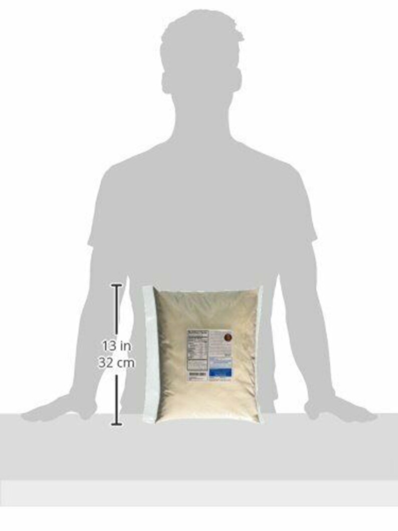 Puede incluir: Una bolsa blanca de harina con una etiqueta azul que dice "Bob's Red Mill" y "Harina para hornear todo uso sin gluten". La bolsa mide 32 cm de alto y est&aacute; al lado de una persona para comparar el tama&ntilde;o.