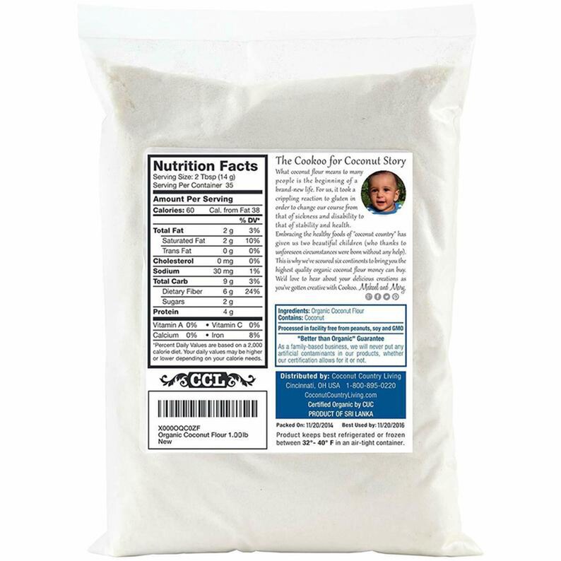 Puede incluir: Una bolsa blanca de harina de coco org&aacute;nica con una etiqueta de informaci&oacute;n nutricional y una descripci&oacute;n del producto. La etiqueta incluye el nombre de la marca "The Cookoo for Coconut Story" y el nombre del producto "Harina de coco org&aacute;nica".