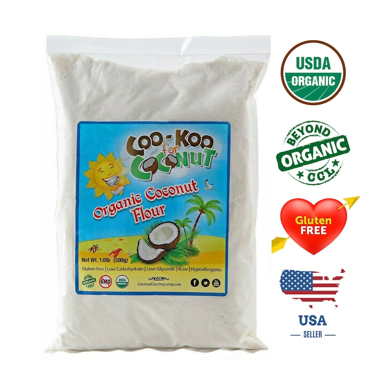Puede incluir: Una bolsa blanca de harina de coco org&aacute;nica Coo-Koo for Coconut. La bolsa est&aacute; sellada y tiene una etiqueta azul con un sol, un coco y palmeras. La etiqueta tambi&eacute;n dice "Net Wt. 1.0lb (500g)", "Gluten-free | Low Carbohydrate | Low-Glycemic | Raw | Hypoallergenic", y "CoconutCountryLiving.com". La bolsa est&aacute; rodeada de varias certificaciones, incluidas USDA Organic, Beyond Organic, Gluten Free, y USA Seller.