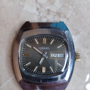 Zegarek vintage, marka Raketa Day/Data, mechaniczny, męski, stan sprawny, wyprodukowany w ZSRR w latach 80. XX wieku