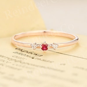 Rubin Verlobungsring Roségold | Diamant / Moissanit Ring | Drei-Stein-Jubiläumsring | Zierlicher Geburtssteinring | Brautring