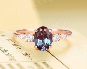 Einzigartiger ovaler Alexandrit-Verlobungsring - Roségold Moissanite Diamant-Versprechensring