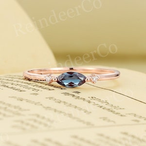 Anillo de compromiso único de alejandrita, anillo de moissanita/diamante en oro rosa de 14 quilates, anillo con piedra de nacimiento de talla marquesa, anillo de compromiso de aniversario de tres piedras.