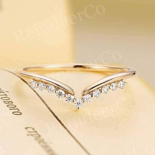 Vintage Round Diamond Curved Wedding Band, 14K Yellow Gold Promise Ring, Delicate Chevron Stacking Ring, Unique Moissanite Anniversary Ring