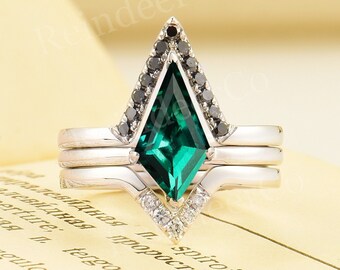 Vintage kite-shaped Lab Emerald engagement ring|Antique round cut black diamond white gold wedding band|unique bridal set|Promise ring