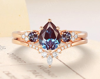 Conjunto único de anillo de compromiso con alejandrita en forma de pera - Conjunto nupcial vintage de oro rosa y moissanita, anillo de boda para ella.