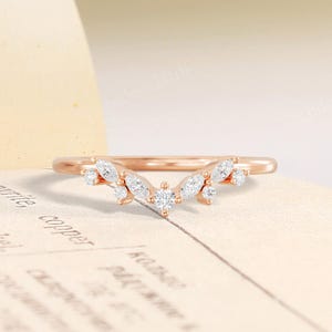 Zarte Moissanite Gebogener Ehering, 14K Rose Gold Blatt Inspiriert Stapelring, Einzigartiger Jubiläum Versprechen Ring, Minimalistischer Brautschmuck