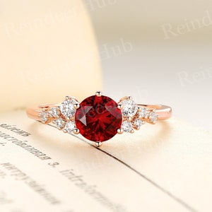 Vintage Ruby verlovingsring set, unieke cluster bruidsring, ronde moissaniet ring, roségouden geboortesteen trouwring, belofte jubileumring