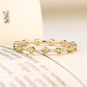 Round Cut Natural Peridot Ring,Minimalist Full Eternity Ring,Vintage 18K Yellow Gold Ring,Unique Stackable Ring,Bar Set Anniversary Ring