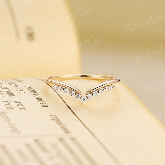 Vintage Round Diamond Curved Wedding Band, 14K Yellow Gold Promise Ring, Delicate Chevron Stacking Ring, Unique Moissanite Anniversary Ring