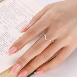 Vintage Diamant Ehering, 14K Gelbgold Versprechen Ring, Zarte Chevron Stapelring, Einzigartiger Moissanit Jubiläumsring Bild 2