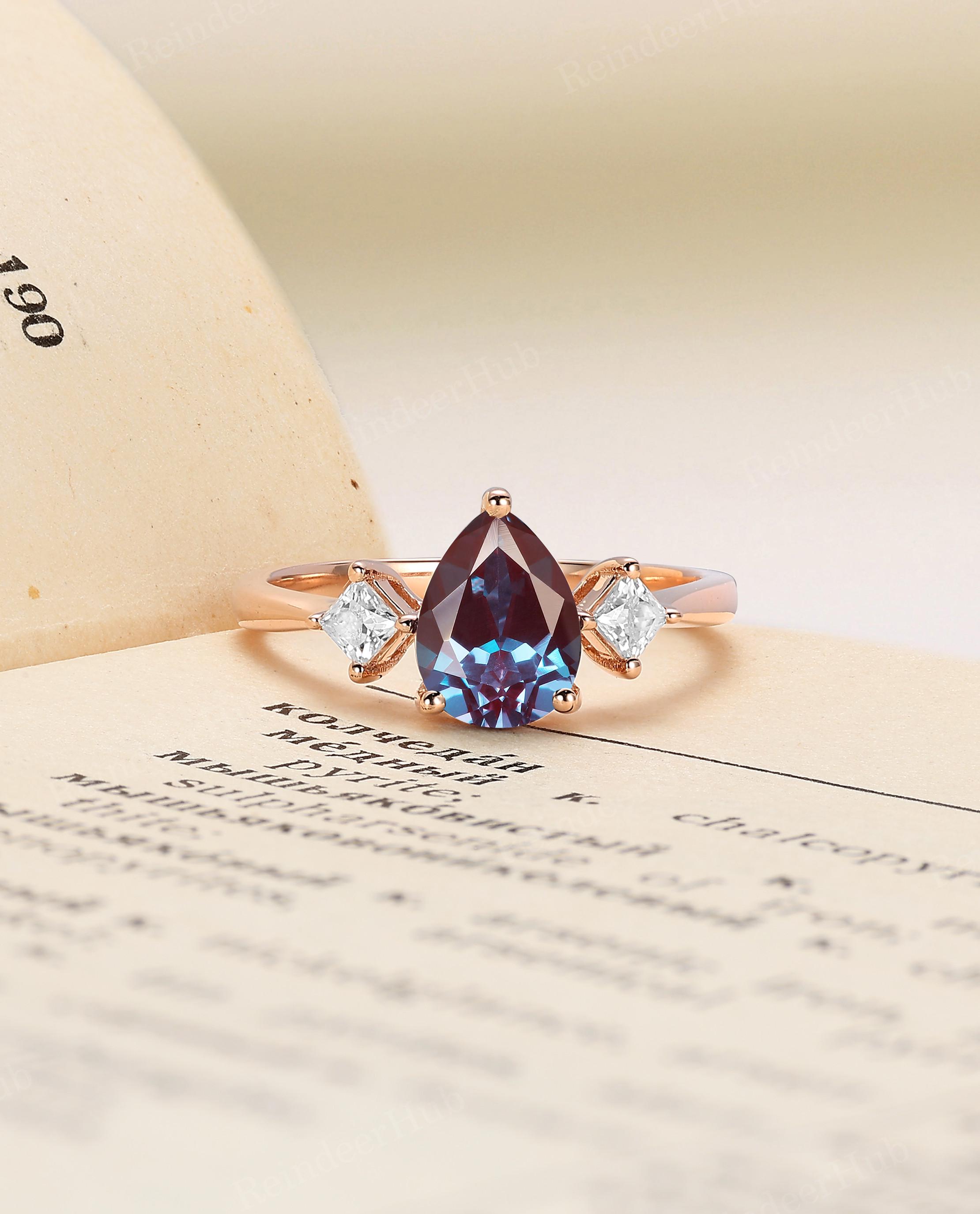 Unieke alexandriet verlovingsring, trouwring art-deco peer, 14K roségouden jubileumring, Princess Cut Moissanite-ring, ring met drie stenen