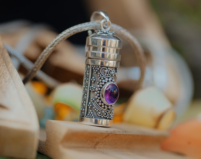 Premium pure Silver Rapé Bottle Pendant Exclusive Tobacco Keeper, Decorated with Amethyst