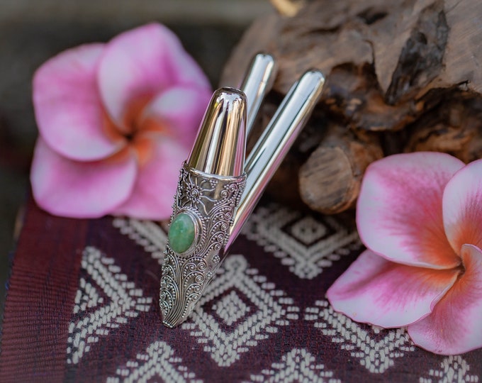 Handcrafted Balinese Ornamen Double Nostril Dewata Balinese Sterling Silver Kuripe. High Quality Pipe Tamarin Rapé Applicator. Emerald Stone