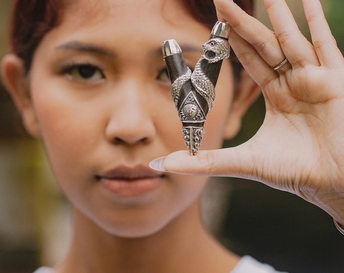 Balinese Snake Kuripe – Handcrafted 99% Silver, Dark Wood, Garnet Eyes