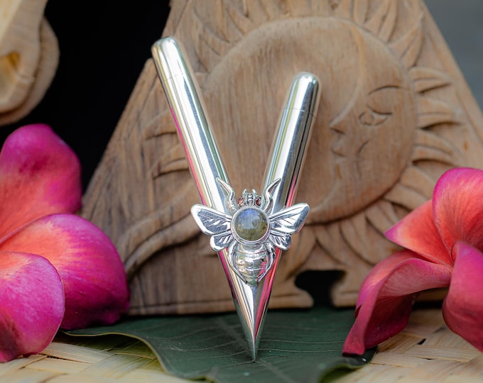 Pure Silver Kuripe with Bee Ornament and Labradorite, Handcrafted Collectible Pipe, Traditional Gift Box Included