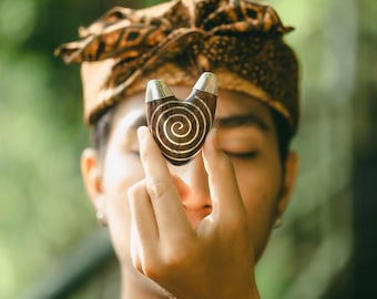 Heart Shape Spiral Silver Line Kuripe Pipe, Handcrafted Tamarind Wood with Balinese High Purity Silver
