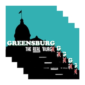 Può includere: Uno sfondo blu turchese con una silhouette nera di un edificio con una cupola e una bandiera in cima. Il testo "GREENSBURG THE REAL 'BURG" è in lettere bianche con una "X" rossa sulla parola "BURG".
