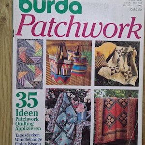 Puede incluir: Una revista Burda Special Patchwork con el título en texto verde y rosa. La portada muestra varios proyectos de acolchado, incluyendo bolsos estampados, una colcha geométrica, una manta de patchwork floral y una colcha roja con motivos.