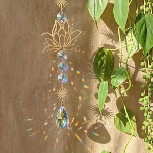 Könnte beinhalten: Ein Set aus drei Keramikbechern mit gesprenkelter, matter Oberfläche. Die Becher sind in Creme-, Hellgrau- und Dunkelgrautönen gehalten. Jeder Becher hat ein schlichtes, modernes Design und einen abgerundeten Henkel.