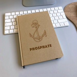 Bloc de notas personalizado A5 con tapas de tacto suave en resistente cartón natural. 100 hojas en blanco, con goma elástica y marcapáginas, Regalo Escritor