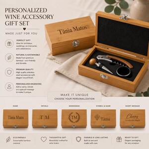 Op de afbeelding: Een gepersonaliseerde wijnaccessoire cadeau set in een bamboe doos. De open doos onthult een kurkentrekker, flesstopper en schenker. De doos is gegraveerd met "Tânia Matos". De set is ontworpen voor personalisatie en is milieuvriendelijk.