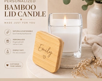 Puede incluir: Un portavelas cuadrado de vidrio con una vela blanca encendida y una tapa de bambú. La tapa está grabada con el nombre "Emily" y un corazón. El texto de la imagen dice "Vela con tapa de bambú personalizada".