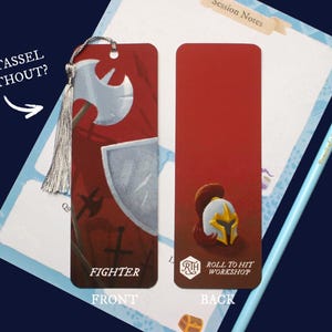 Könnte beinhalten: Ein rot-weißes Lesezeichen mit silberner Quaste. Die Vorderseite zeigt einen Schild, eine Axt und das Wort "FIGHTER". Die Rückseite hat einen Helm und den Text "ROLL TO HIT WORKSHOP".