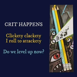 Puede incluir: Imagen con lápices con el texto "CRIT HAPPENS" y una frase. Los lápices son amarillos, negros y azul claro. El fondo es azul oscuro con una ilustración de monstruo. El texto "Clickety clackety I roll to attackety Do we level up now?" también es visible.