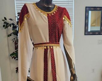 Vestido blanco bordado con tatreez rojo, capa y monedas (cinturón incluido)