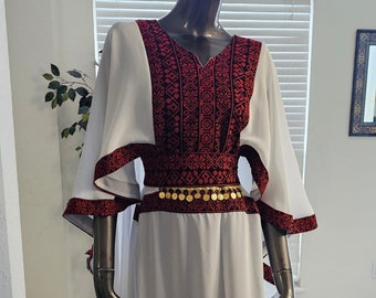 Vestido blanco bordado con tatreez rojo y capa en los hombros (Viene con cinturón)
