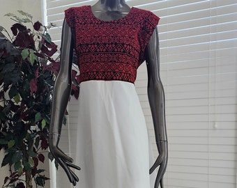 Vestido blanco corto sin mangas con tatreez bordado palestino jordano rojo en la parte superior (con cinturón)