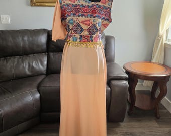 Vestido largo moderno de un solo hombro de Tatreez con monedas de oro, de gasa color melocotón, bordado jordano palestino.