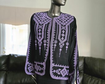 Chaqueta palestina jordana con base negra bordada y tatreez morado en la parte delantera y en las mangas (mangas largas abiertas bordadas)