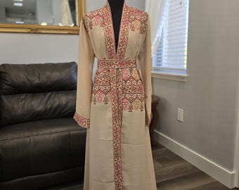Abaya de gasa bordada en beige y marrón, thobe kaftán palestino Tatreez con cinturón.