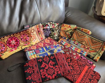 Cartera de mano tipo clutch con bordado tatreez, de origen jordano y palestino.