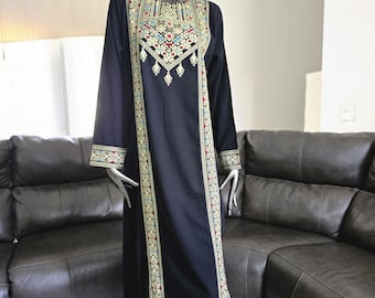 Un hermoso vestido / Thobe / Kaftan bordado en negro con bordado verde. Viene sin cinturón.
