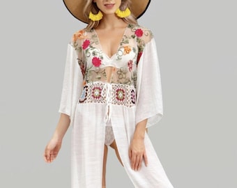 Top largo de punto transparente con bordado floral para cubrir el traje de baño.