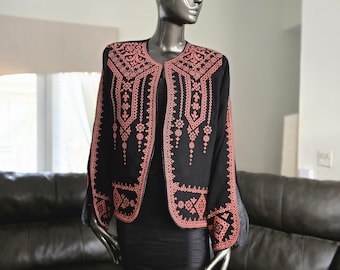 Chaqueta palestina jordana con base negra bordada y tatreez rojo ladrillo/naranja en la parte delantera y en las mangas (mangas largas abiertas bordadas)