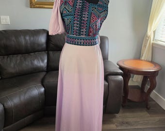 Vestido largo moderno de un solo hombro de Tatreez - Vestido palestino jordano de satén suave color lavanda y rosa